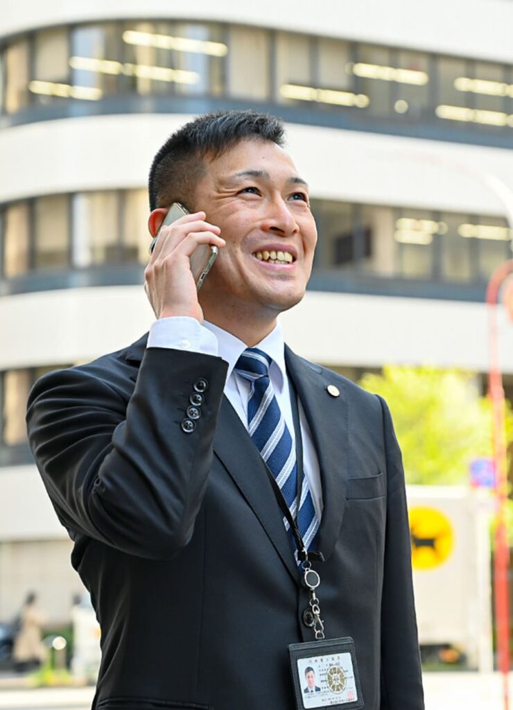 笑顔で電話をする代表写真