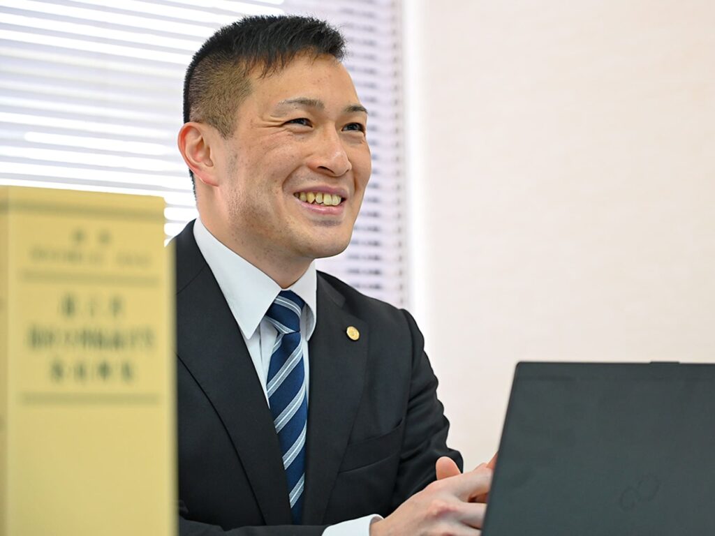 笑顔の男性写真