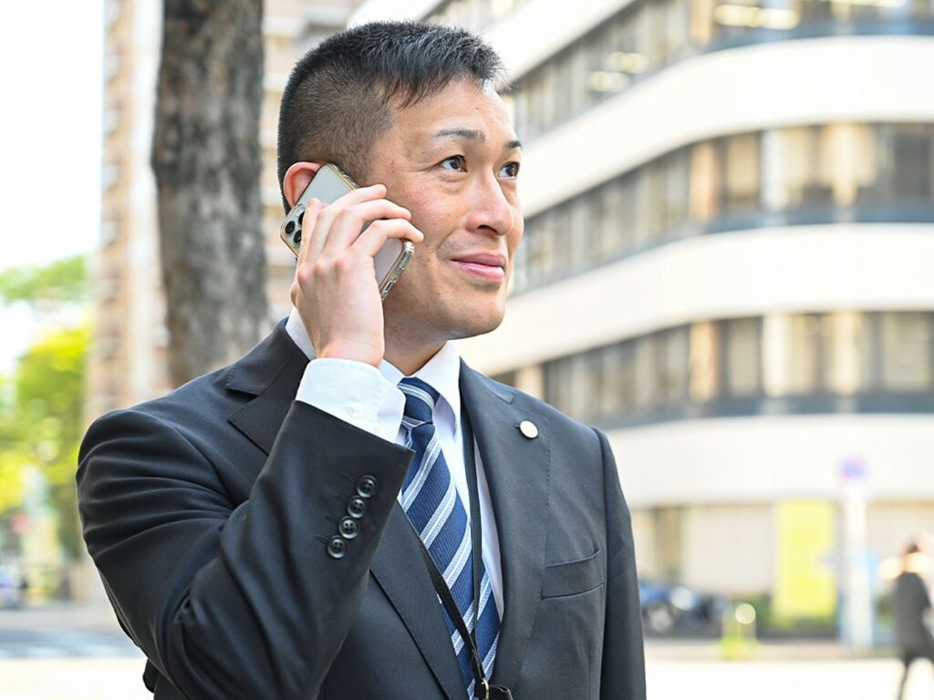 電話をする男性